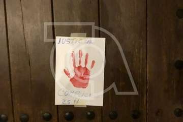 Carteles contra la violencia de género en las puertas de la Basílica y Ayuntamiento de Telde (Foto TA)